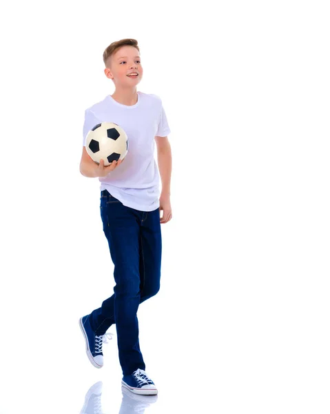 Ragazzo adolescente con un pallone da calcio . — Foto Stock