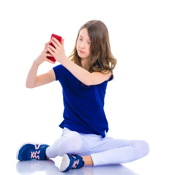 Schattig klein meisje maken selfie — Stockfoto