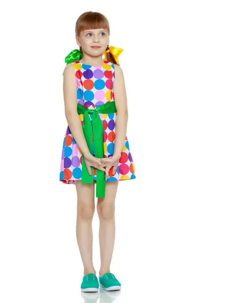 Uma menina em um vestido com um padrão de circl multi-colorido — Fotografia de Stock