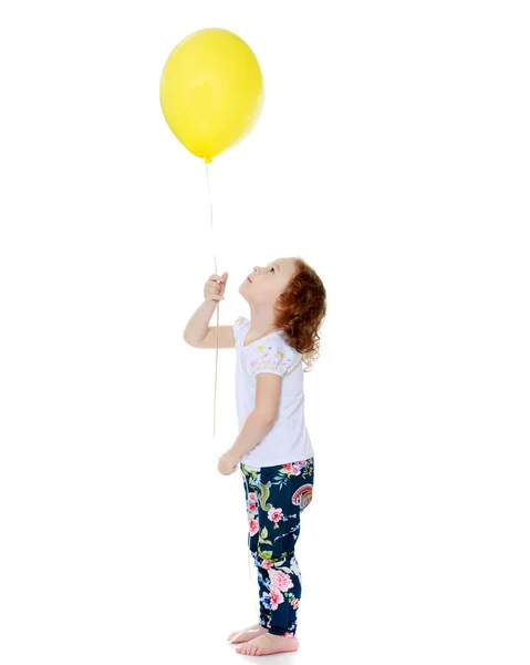Holčička si hraje s balónem. — Stock fotografie