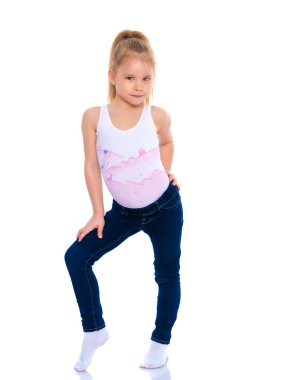 Jimnastikçi egzersizi yapmaya hazırlanıyor..