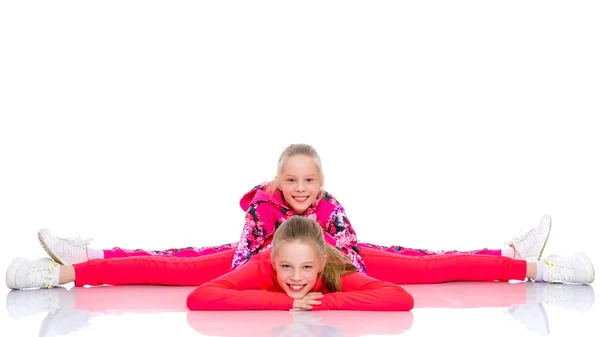 Meisjes gymnasten uit te voeren oefeningen op touw. — Stockfoto