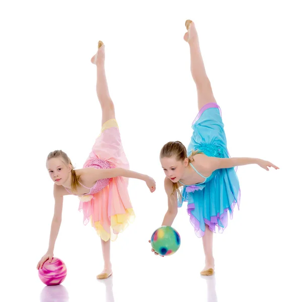 Girls gymnasts perform exercises with the ball. — Stock Photo, Image