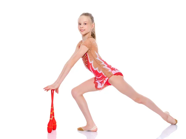 Une fille gymnaste effectue des exercices avec une masse. — Photo