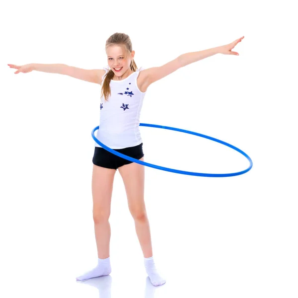 Uma ginasta executa um exercício com um aro . — Fotografia de Stock