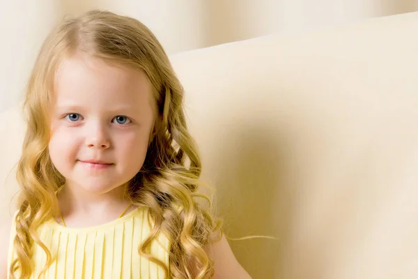 Portret van een klein meisje close-up. — Stockfoto