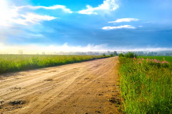 Die Dorfstraße an einem sonnigen Sommertag. — Stockfoto