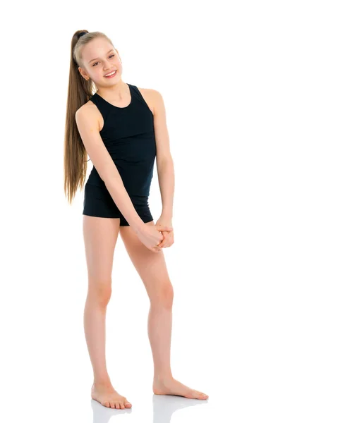 Ginasta menina em uma camiseta preta e shorts se preparar para o exercício — Fotografia de Stock