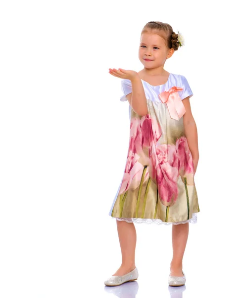 Malá dívka foukání na dlani — Stock fotografie
