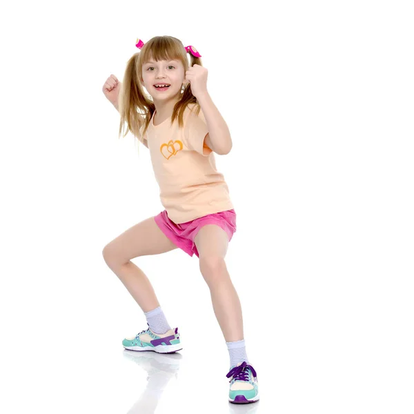 Маленька дівчинка показує свої м'язи . — стокове фото