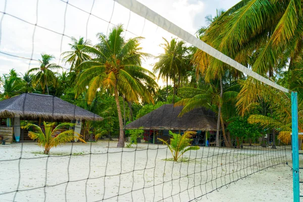 Volleyball net on a deserted sandy beach on the tropical sea. — Stock Photo, Image