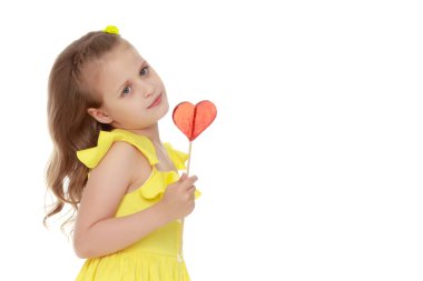 Elinde şeker olan küçük bir kız. Beyazların sırtında izole edilmiş.