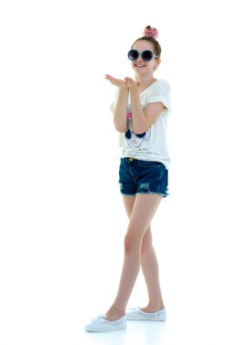 Küçük şirin kız avucunun içine üflüyor. Keyfi yerinde..