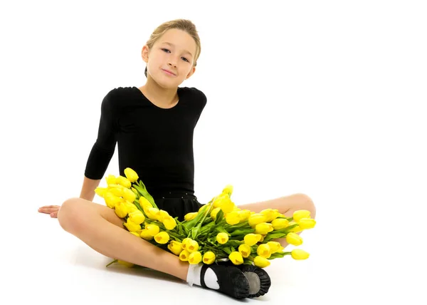 Hermosa niña gimnasta con un ramo de flores en el s —  Fotos de Stock