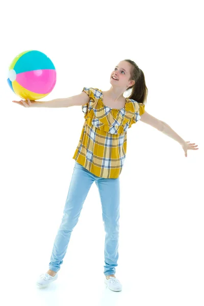 Klein meisje speelt met een bal. Het concept van Childrens SPO — Stockfoto