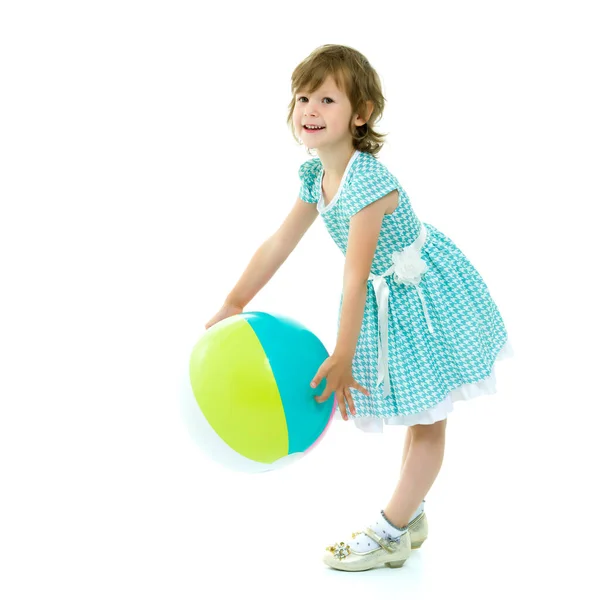 Kleines Mädchen spielt mit einem Ball — Stockfoto