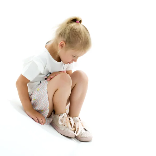 小さな女の子は怒った、子供じみた感情の概念. — ストック写真