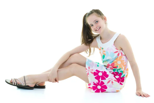A teenage girl is sitting on the floor. — Stock Photo, Image