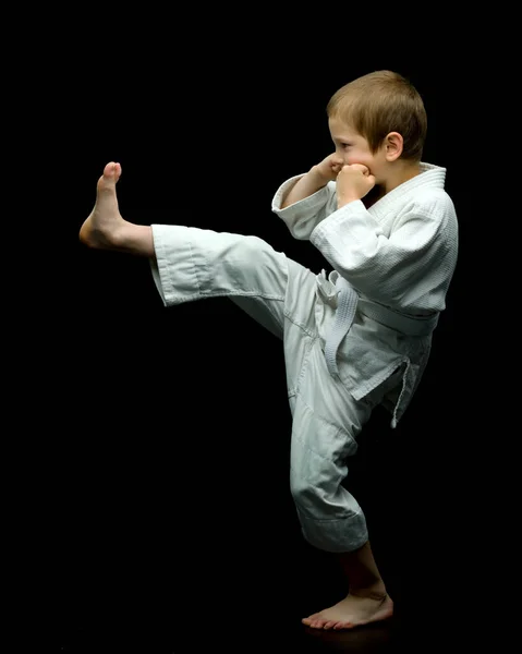 Een kleine jongen in een witte kimono vervult klappen — Stockfoto