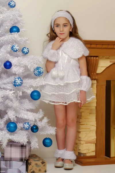 Noel ağacının yakınında güzel küçük bir kız. — Stok fotoğraf