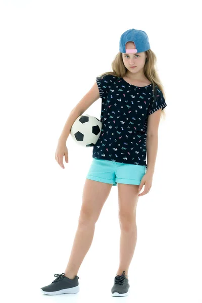 Menina com uma bola de futebol . — Fotografia de Stock