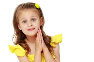 Küçük bir kızın portresi. Beyaz arka planda izole edilmiş..