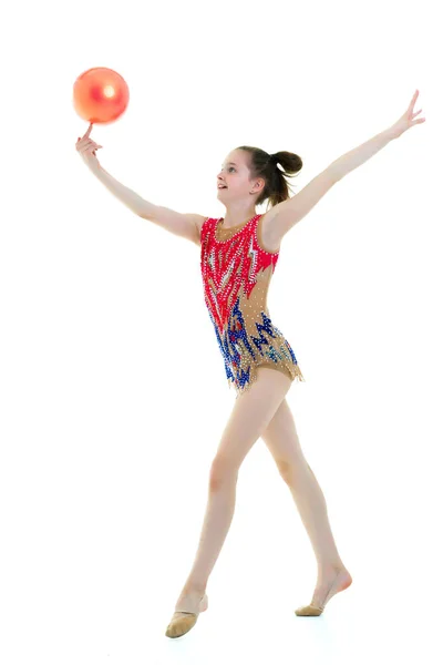 Niña se dedica a la aptitud con una pelota. —  Fotos de Stock