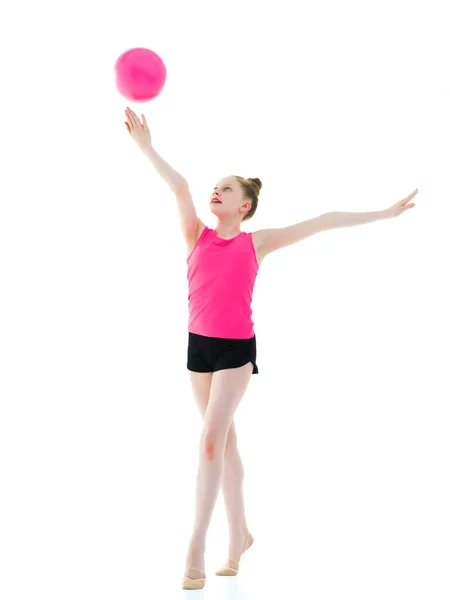 Ginasta menina executa exercícios com a bola. — Fotografia de Stock