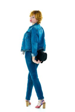 Şapkalı güzel bir kadın. Retro moda. Beyaz backgrou izole