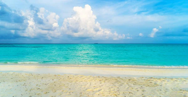 Beau paysage de l'océan Indien turquoise clair, Maldives est — Photo