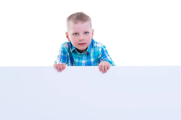 Ein kleiner Junge blickt hinter einem leeren Banner hervor. — Stockfoto