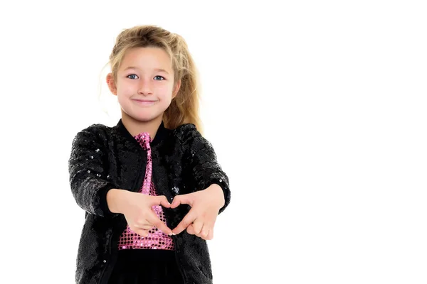 Niña muestra el corazón con sus manos. —  Fotos de Stock