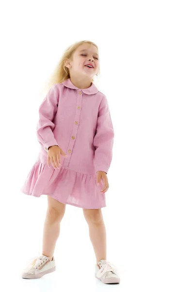 Una niña en un vestido está girando . — Foto de Stock