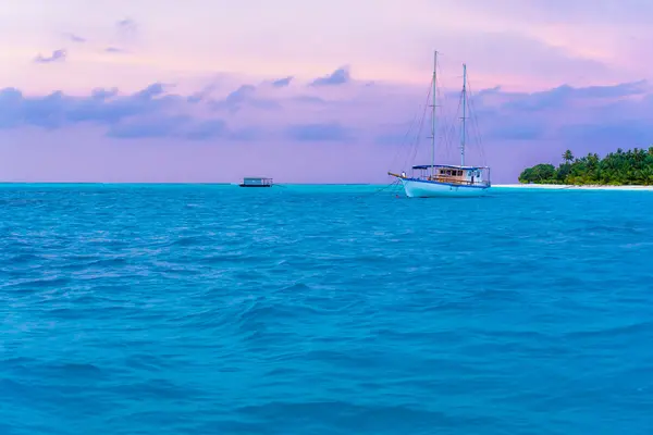Jacht bij de pier van een prachtig eiland in de Malediven. — Stockfoto