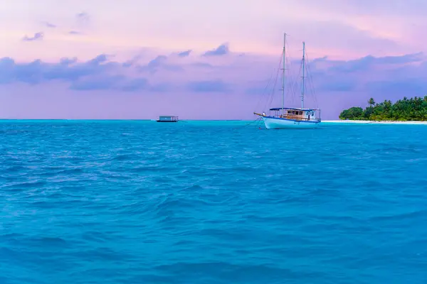 Bateau près de la jetée d'une île fabuleuse aux Maldives. — Photo