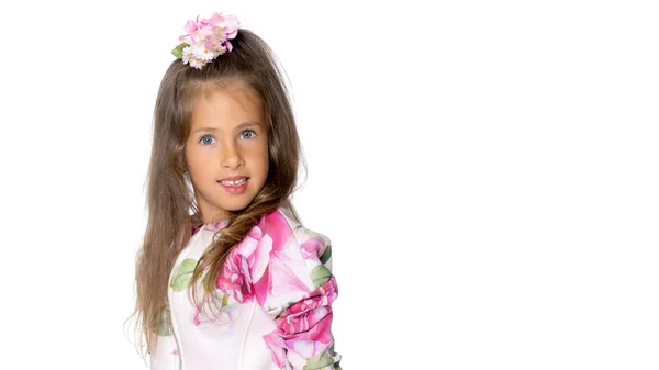 Retrato de una niña de primer plano.Aislado sobre fondo blanco. — Foto de Stock