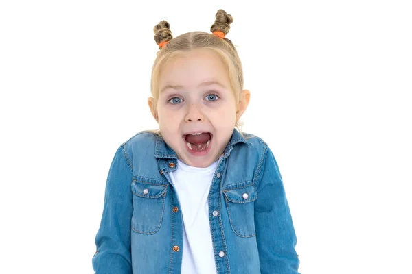 La niña grita. Aislada sobre fondo blanco . —  Fotos de Stock