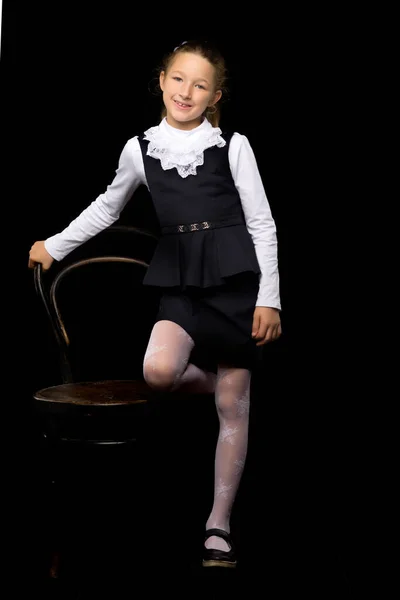 Kleines Mädchen auf schwarzem Hintergrund.Stil und Mode. — Stockfoto
