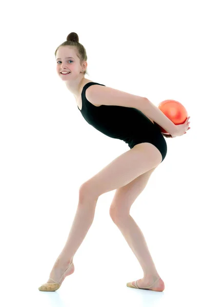 Chica gimnasta realiza ejercicios con la pelota. —  Fotos de Stock