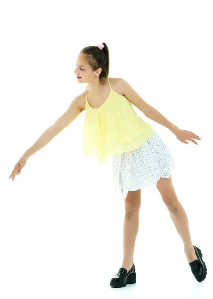 Uma menina alegre está dançando . — Fotografia de Stock