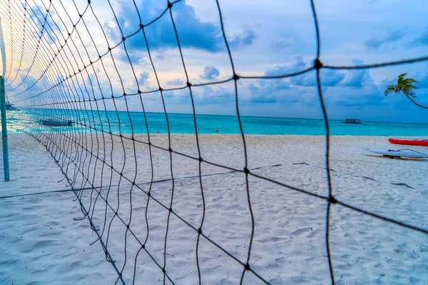 Tropikal denizde ıssız bir kumsalda voleybol ağı.. — Stok fotoğraf