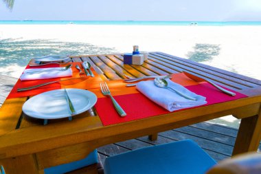 Deniz manzaralı plaj restoranı, bardak, tabak, yemek, yemekler