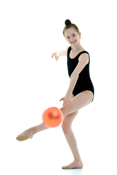 Liten flicka är engagerad i fitness med en boll. — Stockfoto