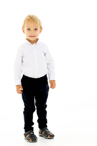 Snygg liten pojke i full tillväxt på en vit bakgrund. Den Co — Stockfoto