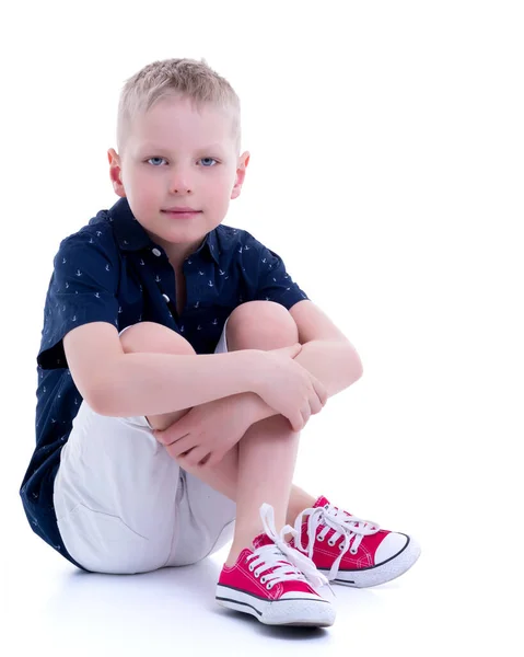 Kleine jongen is zittend op de vloer — Stockfoto