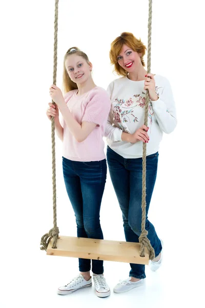 Mutter und Tochter schaukeln auf einer Schaukel. — Stockfoto