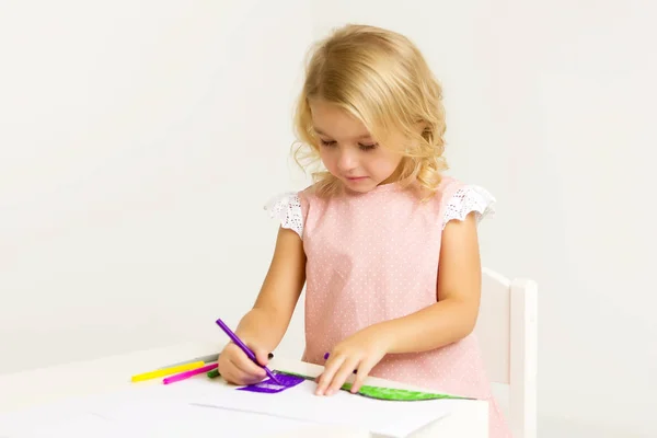 Una niña está dibujando en la mesa. . — Foto de Stock