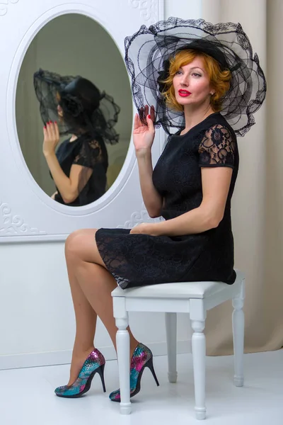Retro retrato de una hermosa mujer al lado del espejo. Styl Vintage —  Fotos de Stock