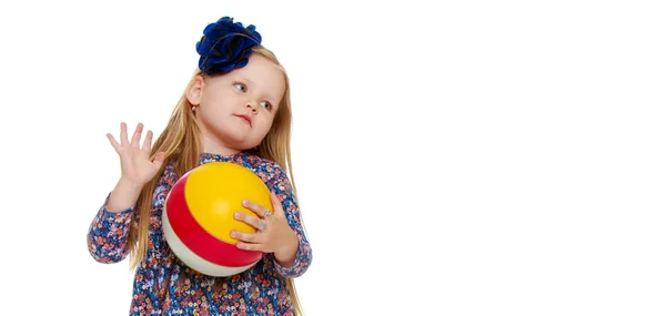 Menina está jogando com uma bola.O conceito de crianças spo — Fotografia de Stock