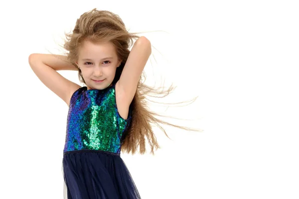 Niña en un vestido que se desarrolla en el viento . — Foto de Stock